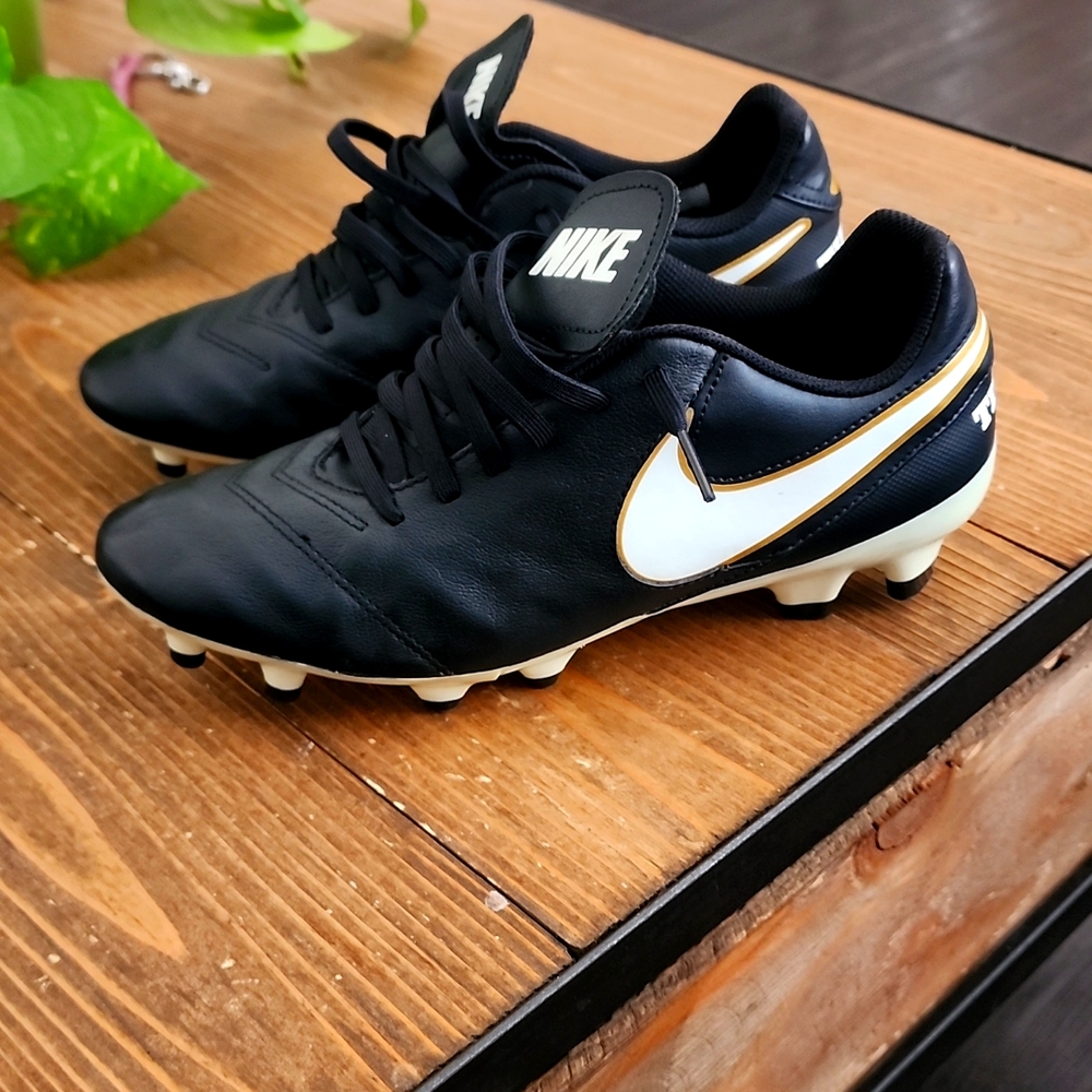 Nike Tiempo Soccer Cleats. Size 7